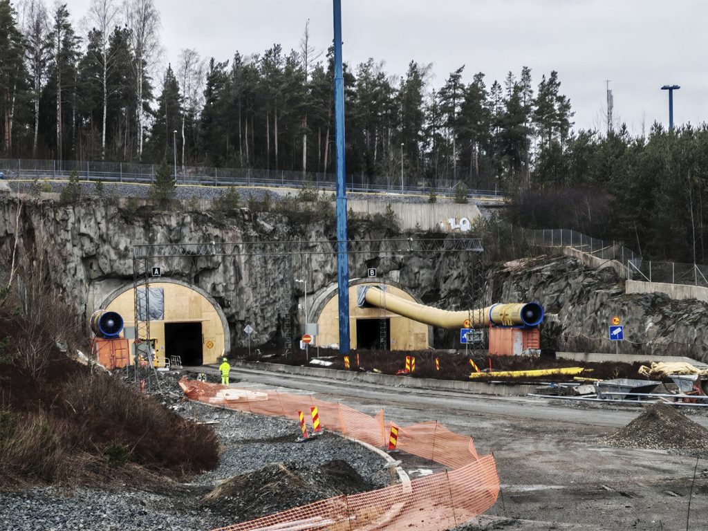 Vuosaaren tietunneliremontti on hyvässä vauhdissa.