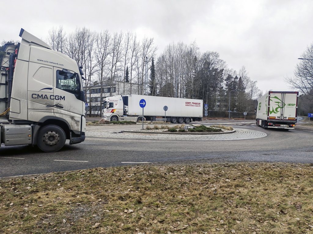 Rekkaliikennettä Niinisaarentien–Porslahdentien kiertoliittymässä.