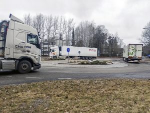 Rekkaliikennettä Niinisaarentien–Porslahdentien kiertoliittymässä.