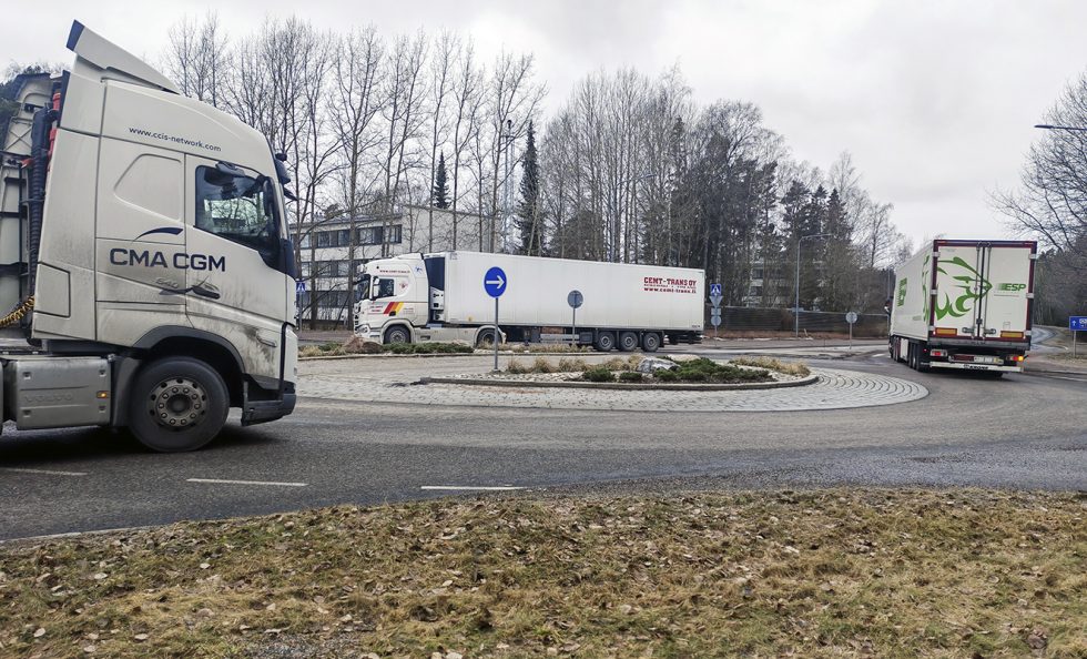 Rekkaliikennettä Niinisaarentien–Porslahdentien kiertoliittymässä.