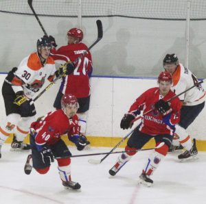 Sunnuntaina 1.3. pelatun kotiottelun alku lupaili hyvää Viikingeille. Ensimmäinen erä päättyi 1–0-lukemiin, mutta kolmannessa erässä klaukkalalaiset käänsivät tasaisen ottelun itselleen. Kolmas koitos käydään Klaukkalassa torstaina 5.3.