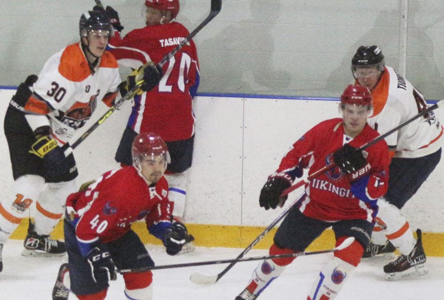 Sunnuntaina 1.3. pelatun kotiottelun alku lupaili hyvää Viikingeille. Ensimmäinen erä päättyi 1–0-lukemiin, mutta kolmannessa erässä klaukkalalaiset käänsivät tasaisen ottelun itselleen. Kolmas koitos käydään Klaukkalassa torstaina 5.3.