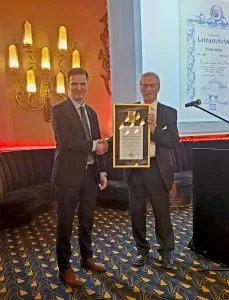 ABB:n Timo Marttinen (vasemmalla) vastaanotti palkinnon Meriliiton puheenjohtaja Mikko Niiniltä.