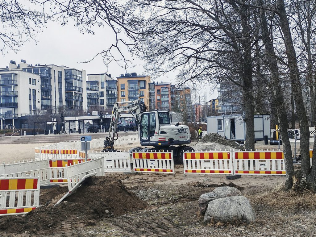 Aurinkolahden uimarannan Uutelan puoleisessa päässä oleva työmaa enteilee uuden saunarakennuksen tuloa. Paikalle on tehty esimerkiksi myös ulkokuntosalin laajennus sekä parempia WC-tiloja.