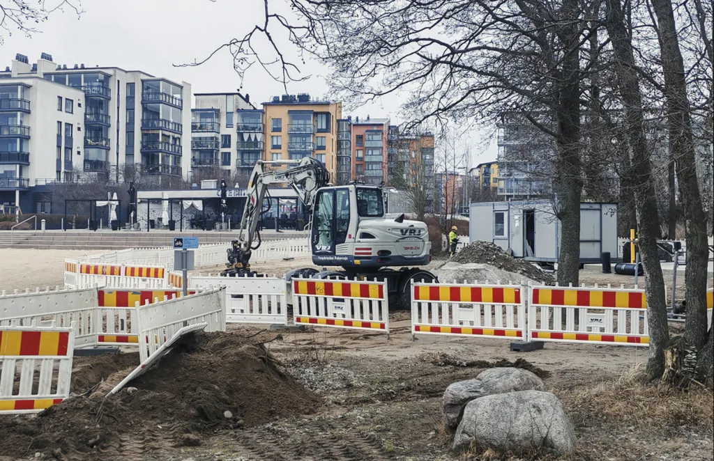 Aurinkolahden uimarannan Uutelan puoleisessa päässä oleva työmaa enteilee uuden saunarakennuksen tuloa. Paikalle on tehty esimerkiksi myös ulkokuntosalin laajennus sekä parempia WC-tiloja.