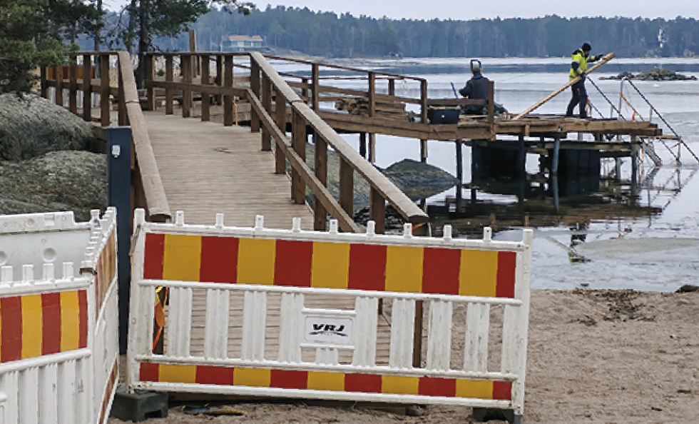 Talviuintilaituria kunnostetaan talven jäljiltä. Laituri on käytössä myös kesäkaudella.