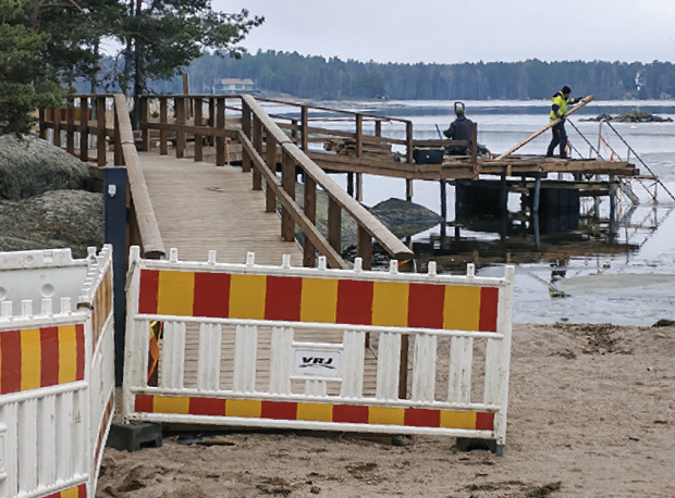 Talviuintilaituria kunnostetaan talven jäljiltä. Laituri on käytössä myös kesäkaudella.