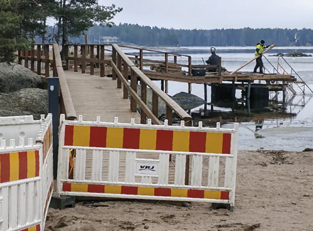 Talviuintilaituria kunnostetaan talven jäljiltä. Laituri on käytössä myös kesäkaudella.