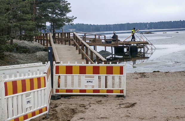 Talviuintilaituria kunnostetaan talven jäljiltä. Laituri on käytössä myös kesäkaudella.