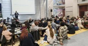 Helenin järjestämä ydinvoimala-ilta keräsi Aurinkolahden peruskoulun salin täyteen kuulijoita ja kyselijöitä.