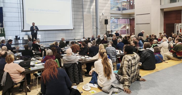 Helenin järjestämä ydinvoimala-ilta keräsi Aurinkolahden peruskoulun salin täyteen kuulijoita ja kyselijöitä.