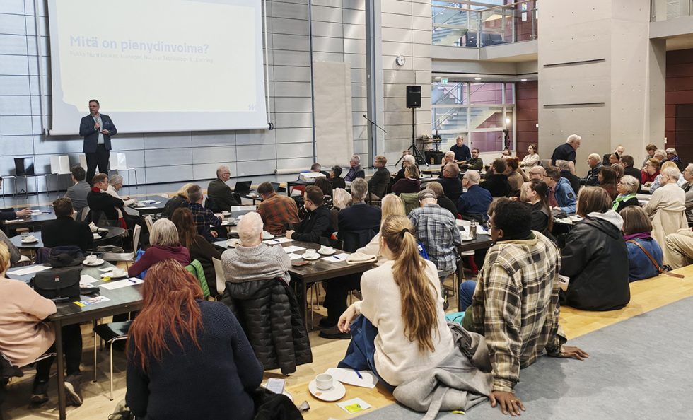 Helenin järjestämä ydinvoimala-ilta keräsi Aurinkolahden peruskoulun salin täyteen kuulijoita ja kyselijöitä.