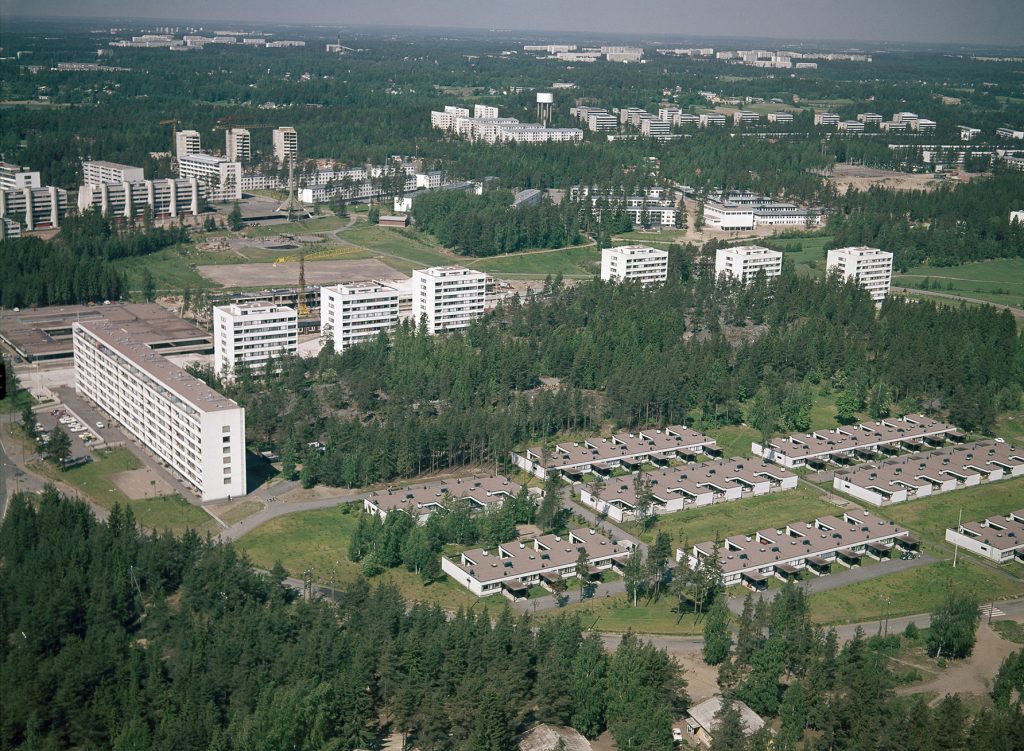 Vuonna 1971 otetussa ilmakuvassa on etualalla Porslahdentie 23:ssa sijaitsevan Asunto-Oy Säästökeulan rivitaloja. Vasemmalla keskellä olevan Eteläisen ostarin viereen on rakentumassa Punakiventien koulu, joka valmistui vuonna 1972. Kuva: Studio B. Möller / Helsingin kaupunginmuseo