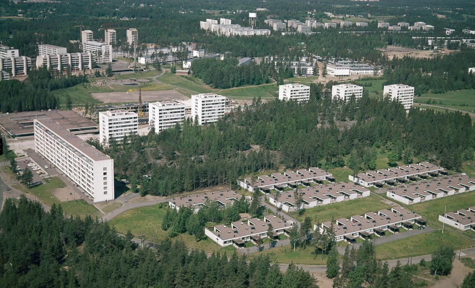 Vuonna 1971 otetussa ilmakuvassa on etualalla Porslahdentie 23:ssa sijaitsevan Asunto-Oy Säästökeulan rivitaloja. Vasemmalla keskellä olevan Eteläisen ostarin viereen on rakentumassa Punakiventien koulu, joka valmistui vuonna 1972. Kuva: Studio B. Möller / Helsingin kaupunginmuseo