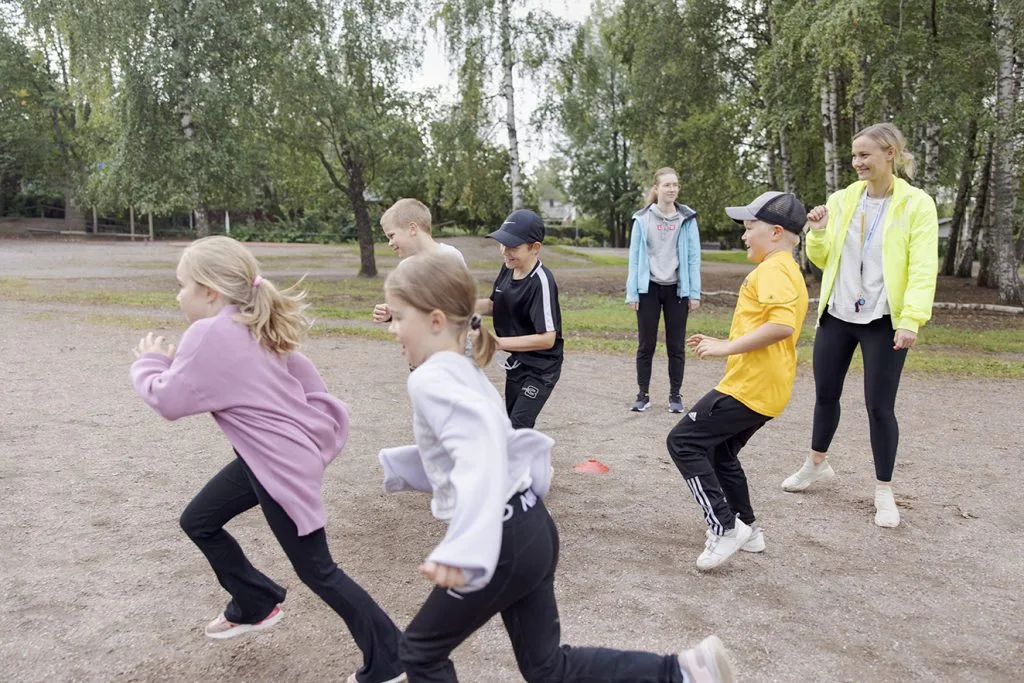 Iltapäivätoiminnassa ulkoillaan ja leikitään kavereiden kanssa.