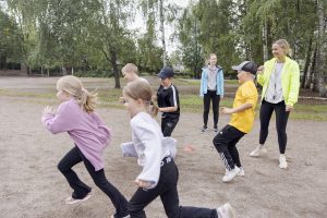 Iltapäivätoiminnassa ulkoillaan ja leikitään kavereiden kanssa.