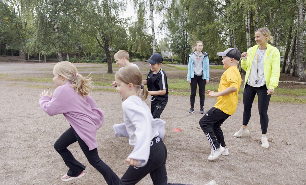 Iltapäivätoiminnassa ulkoillaan ja leikitään kavereiden kanssa.