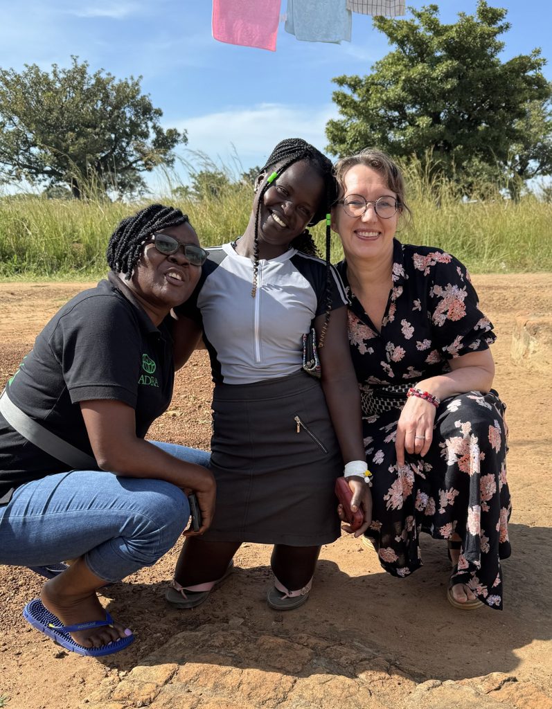 Vasemmalta alkaen Judith, Esther ja Jaana Lahtinen-Mayengo Pohjois-Ugandan Agagossa.​​