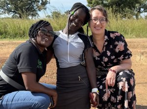 Vasemmalta alkaen Judith, Esther ja Jaana Lahtinen-Mayengo Pohjois-Ugandan Agagossa.​​