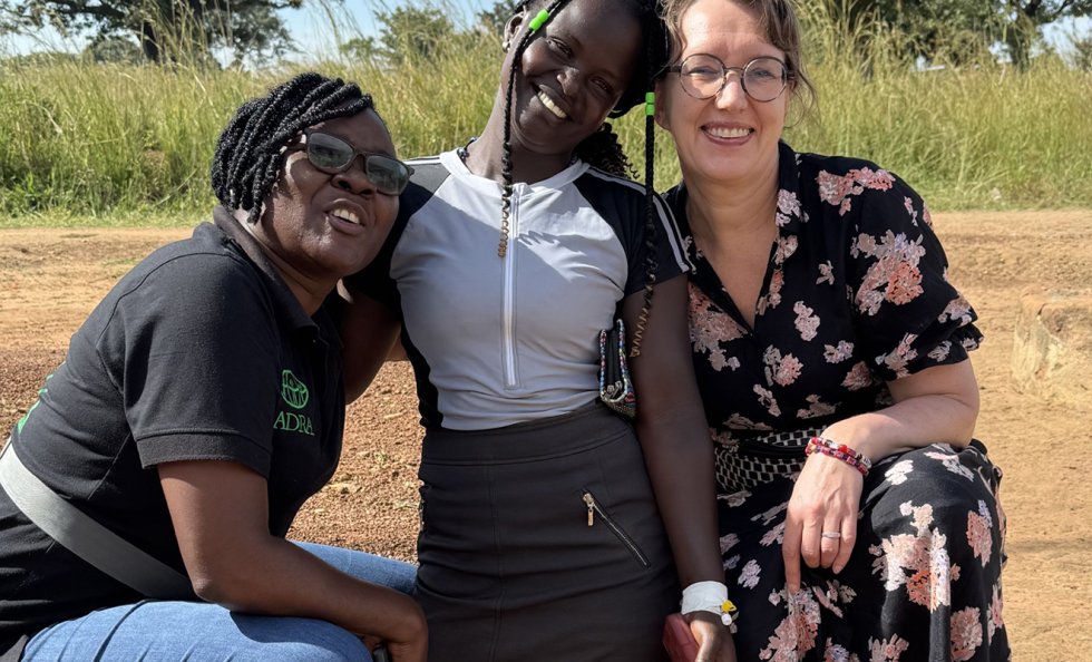 Vasemmalta alkaen Judith, Esther ja Jaana Lahtinen-Mayengo Pohjois-Ugandan Agagossa.​​
