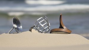 Taiteilija Antti Immosen Kuppi kummaa -teos sijaitsee Aurinkolahdessa Kahvipavunkujan ja Kahvikadun risteyksen aukiolla. Paikalla oli ennen Pauligin kahvipaahtimo. Olen monasti yrittänyt kuvata tuota upeaa monumenttia, joka sinällään on sijoitettu aivan oikealle paikalle Kahvikortteliin, mutta kuvaaminen on ollut hankalaa taustoista johtuen. Niinpä poistin taustat ja korvasin ne Aurinkolahden upean uimarannan hiekalla. Tarkoitukseni oli korostaa hienoa monumenttia. Terveisin Seppo Hatakka