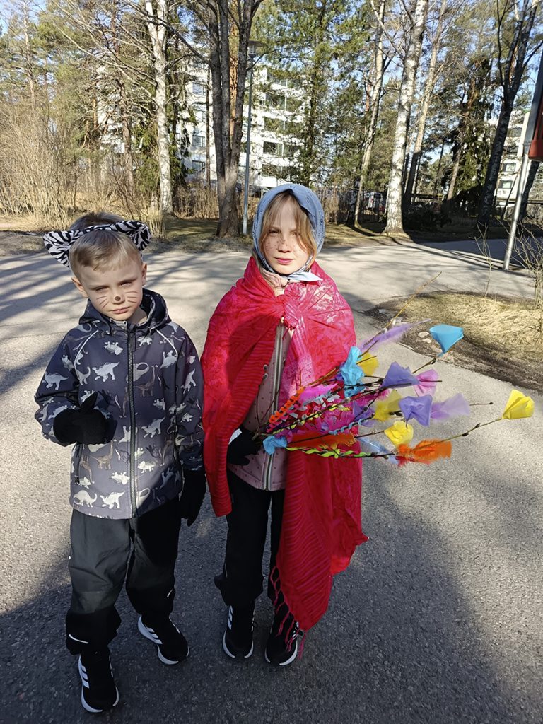 Palmusunnuntaina 29.3. vilisi Vuosaarenkin kaduilla monennäköistä virpojaa. Virpominen on sekoitus karjalaista ortodoksista perinnettä ja länsisuomalaista trulli- eli noitaperinnettä. Pääsiäiseen vahvasti liittyvässä perinteessä virpoja heiluttaa pajunoksia virvottavalle ja lausuu virvontalorun. Virpoja ojentaa sitten vitsansa virvottavalle ja saa virpomispalkaksi makeisia tai rahaa.