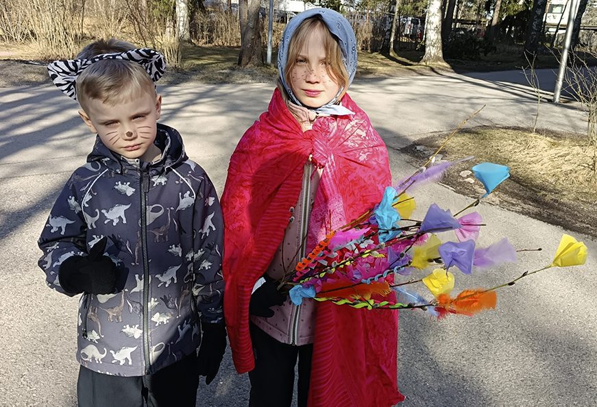 Palmusunnuntaina 29.3. vilisi Vuosaarenkin kaduilla monennäköistä virpojaa. Virpominen on sekoitus karjalaista ortodoksista perinnettä ja länsisuomalaista trulli- eli noitaperinnettä. Pääsiäiseen vahvasti liittyvässä perinteessä virpoja heiluttaa pajunoksia virvottavalle ja lausuu virvontalorun. Virpoja ojentaa sitten vitsansa virvottavalle ja saa virpomispalkaksi makeisia tai rahaa.