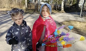 Palmusunnuntaina 29.3. vilisi Vuosaarenkin kaduilla monennäköistä virpojaa. Virpominen on sekoitus karjalaista ortodoksista perinnettä ja länsisuomalaista trulli- eli noitaperinnettä. Pääsiäiseen vahvasti liittyvässä perinteessä virpoja heiluttaa pajunoksia virvottavalle ja lausuu virvontalorun. Virpoja ojentaa sitten vitsansa virvottavalle ja saa virpomispalkaksi makeisia tai rahaa.