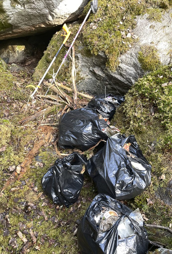 Ramsiniemenlehdon muinaisrannikolta löytyi kummallinen roskakätkö. Kätköstä kaivettiin viisi kassillista muoviroskaa. Toivottavasti jännittävää kivenkoloa ei enää täytetä roskilla. Kannattaa tutustua upeaan lehtoon.       Terveisin, Vuosaarelainen puistokummi