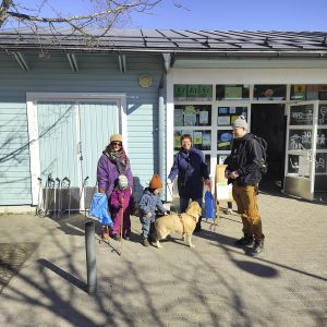 Roskatalkoisiin voi osallistua yksin tai yhdessä, hetkeksi tai pidemmäksi aikaa. Kuva vuoden 2025 talkoista.