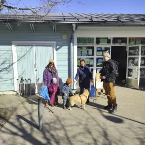 Roskatalkoisiin voi osallistua yksin tai yhdessä, hetkeksi tai pidemmäksi aikaa. Kuva vuoden 2025 talkoista.