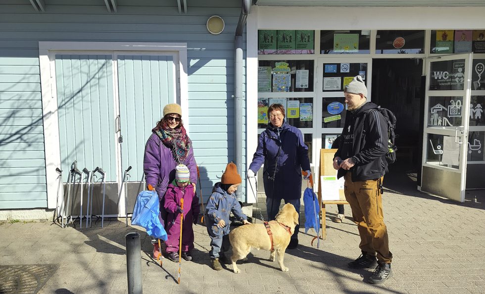 Roskatalkoisiin voi osallistua yksin tai yhdessä, hetkeksi tai pidemmäksi aikaa. Kuva vuoden 2025 talkoista.