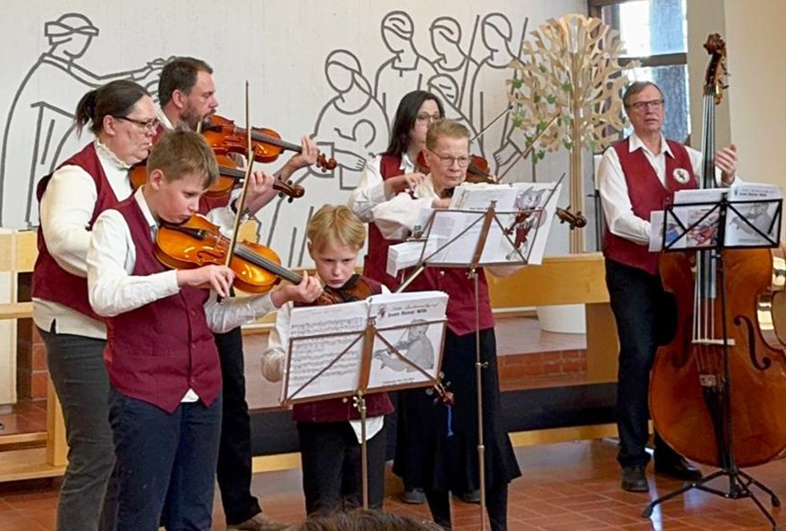 Sibbo Spelmanslag esiintymässä.