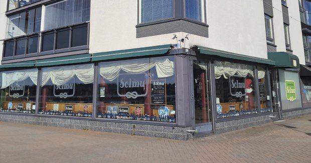 Olutravintola Solmu sijaitsee rannassa, Aurinkolahden aukion reunalla.