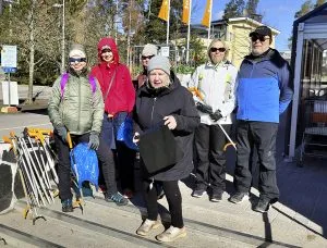 Kuvassa edellisten talkoiden iloista talkooporukkaa.