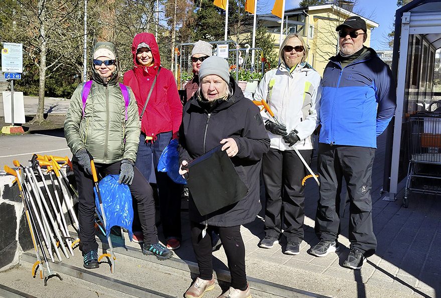 Kuvassa edellisten talkoiden iloista talkooporukkaa.