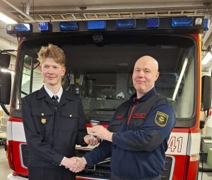 Vuoden 2025 sammutusmies Aaro Sahlberg (vasemmalla) saa kiertopalkinnon miehistöosaston johtaja Antti Ojalalta.
