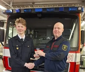 Vuoden 2025 sammutusmies Aaro Sahlberg (vasemmalla) saa kiertopalkinnon miehistöosaston johtaja Antti Ojalalta.