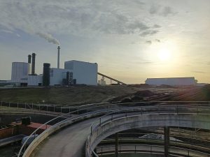 Vuosaaren voimalaitosalue Vuosaaren satamassa. Pienydinvoimalan sijoittamista alueelle tutkitaan. Arkistokuva