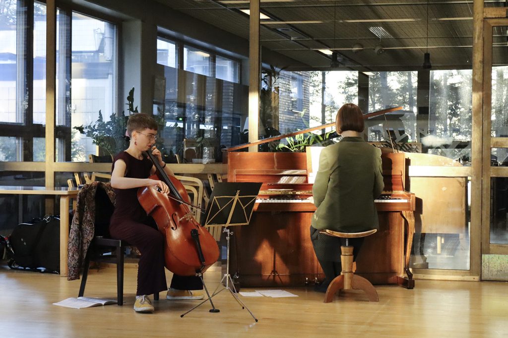 Sellisti Carolina Stenbäck ja pianisti Verna Kylmänen vastasivat tilaisuuden tunnelmallisesta musiikista.  