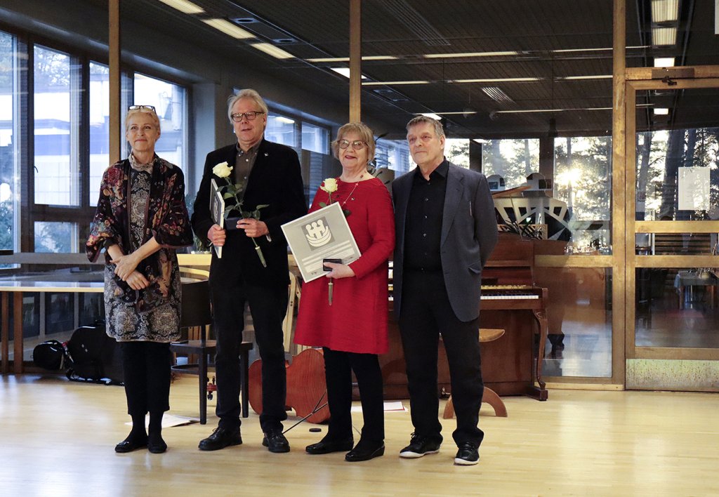 Helsingin kaupunginosayhdistykset Helka ry:n toiminnanjohtaja Pirjo Tulikukka, palkitut Vuosaari-Seuran aktiivit Matti Lipponen sekä Anna-Maija Virta ja Vuosaari-Seuran puheenjohtaja Jukka Virman.