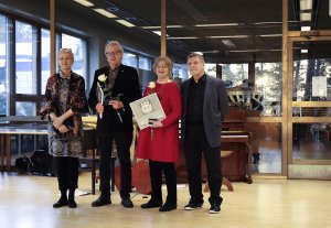 Helsingin kaupunginosayhdistykset Helka ry:n toiminnanjohtaja Pirjo Tulikukka, palkitut Vuosaari-Seuran aktiivit Matti Lipponen sekä Anna-Maija Virta ja Vuosaari-Seuran puheenjohtaja Jukka Virman.