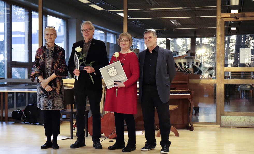 Helsingin kaupunginosayhdistykset Helka ry:n toiminnanjohtaja Pirjo Tulikukka, palkitut Vuosaari-Seuran aktiivit Matti Lipponen sekä Anna-Maija Virta ja Vuosaari-Seuran puheenjohtaja Jukka Virman.