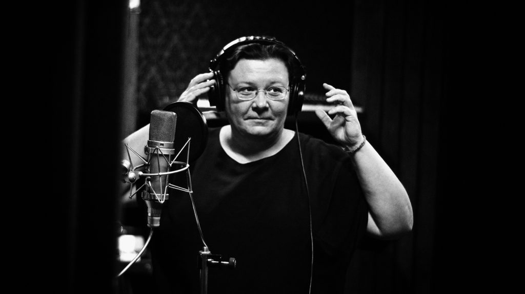 Maija Kaunismaa studiossa. Kuva: Mikko Ijäs