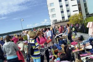 Aurinkolahden rantabulevardi täyttyy kirppistunnelmasta 16.5.
