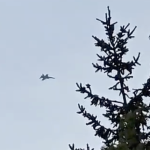 Drooniuhan vuoksi hälytetyt Hornetit ja helikopterit herättivät vuosaarelaisia – lukijan videolla Hornet lentää Vuosaaren yli