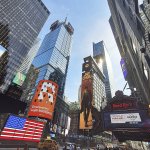 New Yorkin Time Squarella riitti vilinää ja ihmeteltävää.