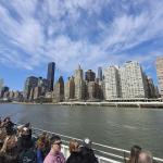 Kahden ja puolen tunnin jokiristeily Manhattanin saaren ympäri.