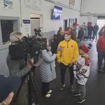 Suomalaisten vierailu herätti mediankin kiinnostuksen. Kuvassa FOX 29 Philadelphia -televisiokanava haastattelee Hawksien isäntäperheen isää Micah Cohenia, joka oli mukana ensimmäisellä vaihdolla Suomessa vuonna 2000. Haastattelussa on myös Micahin Hawkseissa pelaava poika Jonah.