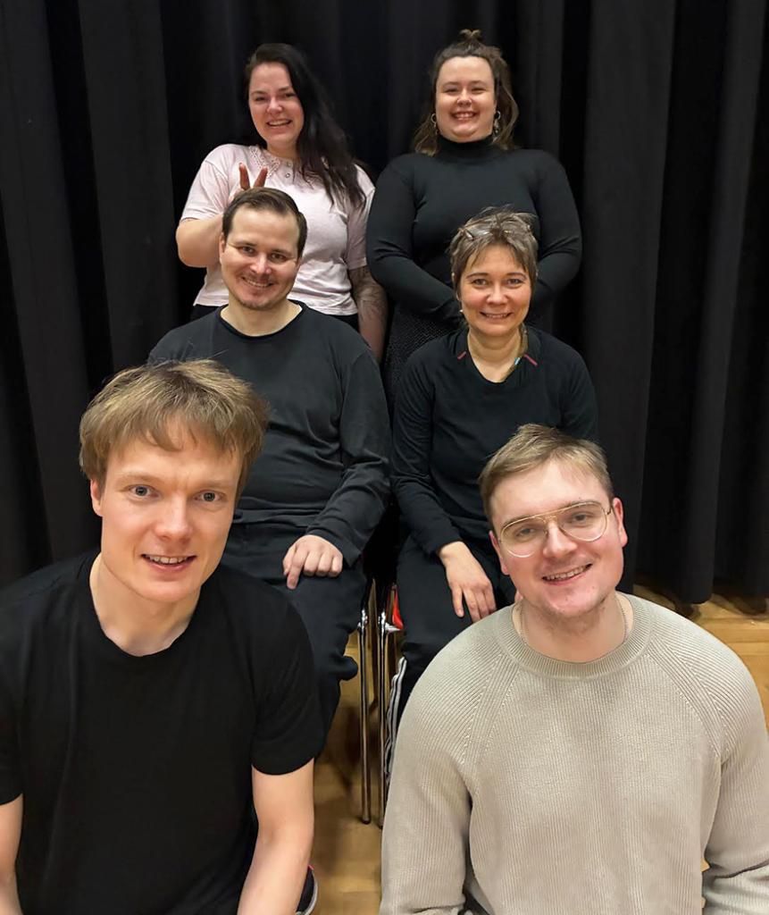 Näyttelijät ylhäältä alas ja vasemmalta oikealle: Iida, Laura, Olli, Lotta, Sami, Eppu. Kuva: Néa Virtanen